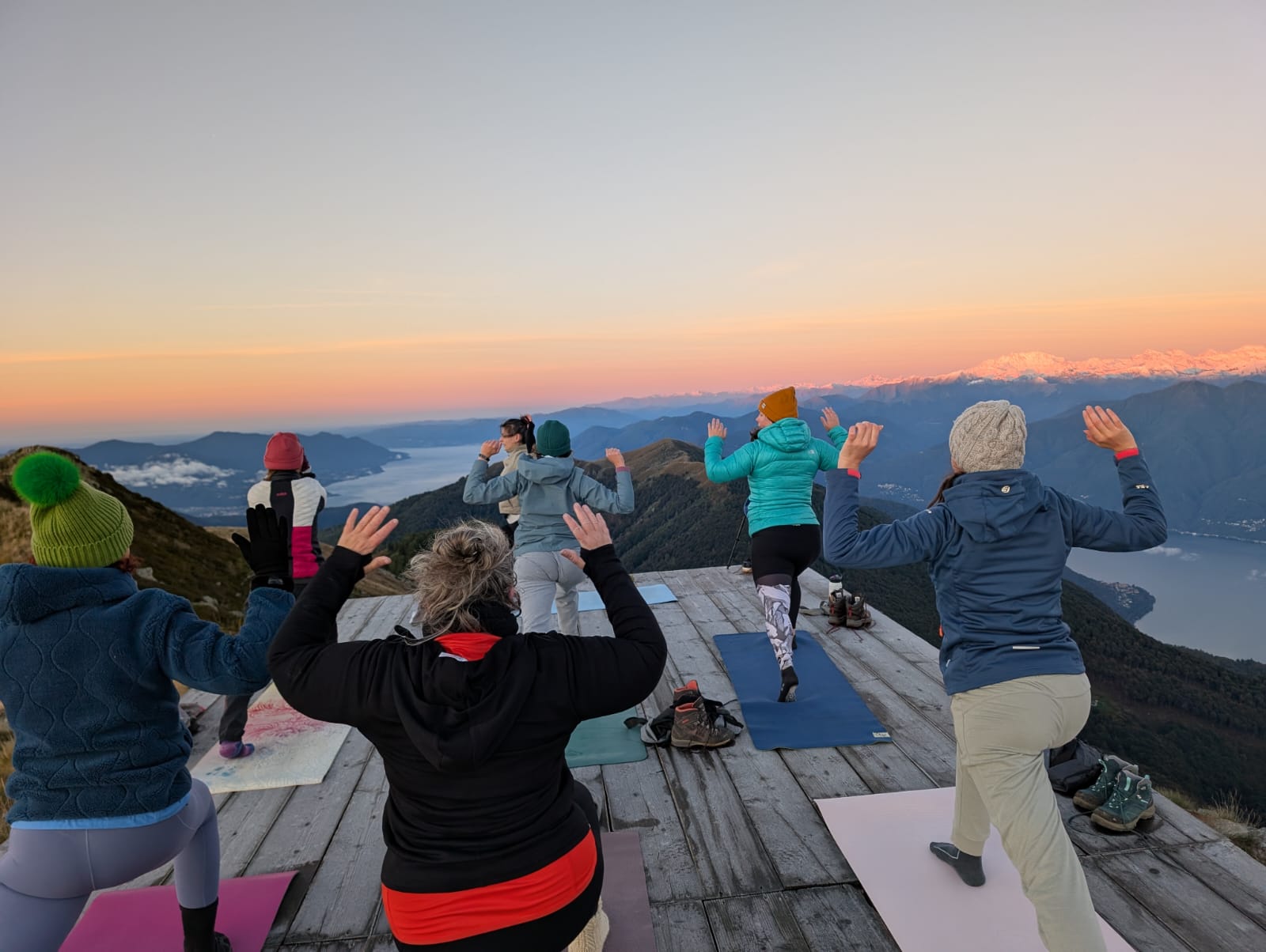 Yoga alla capanna Gambarögn, yoga all'alba