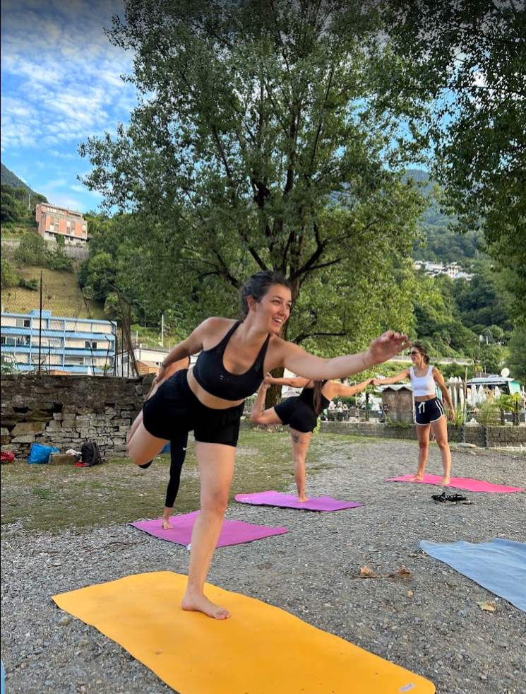 yoga allo shaka beach. Vinyasa in riva al lago